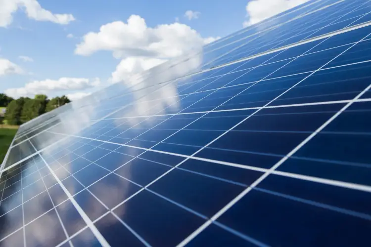 Comprendre les panneaux solaires photovoltaïques : avantages et coûts